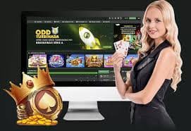 Meja permainan Qiu Qiu di platform paradewa89 menampilkan kartu dan chip taruhan